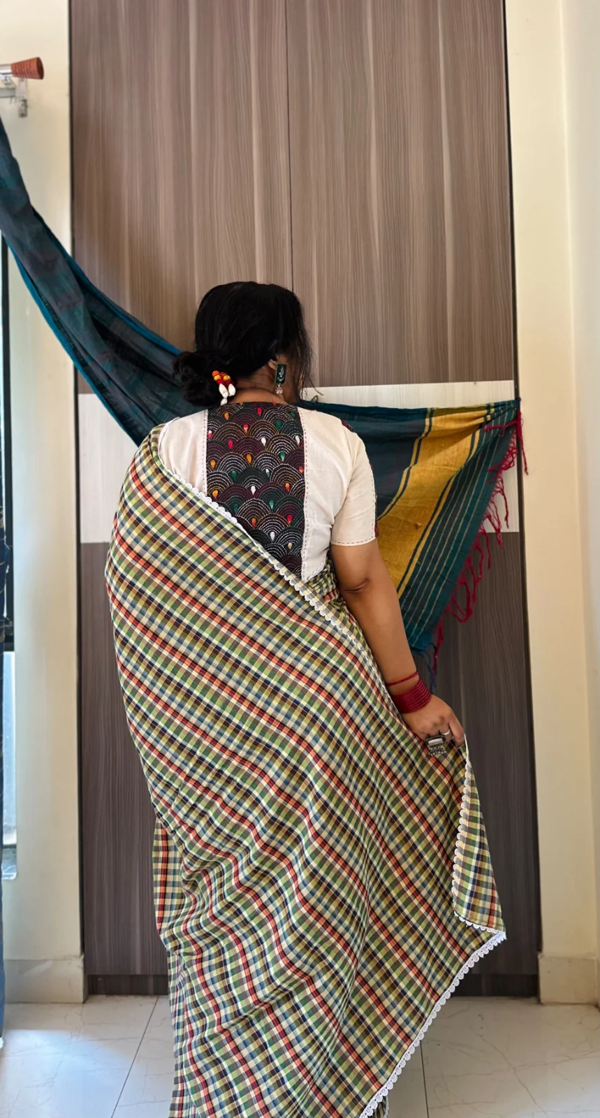 Handloom check saree with lace border(Multicolour) — alternate view