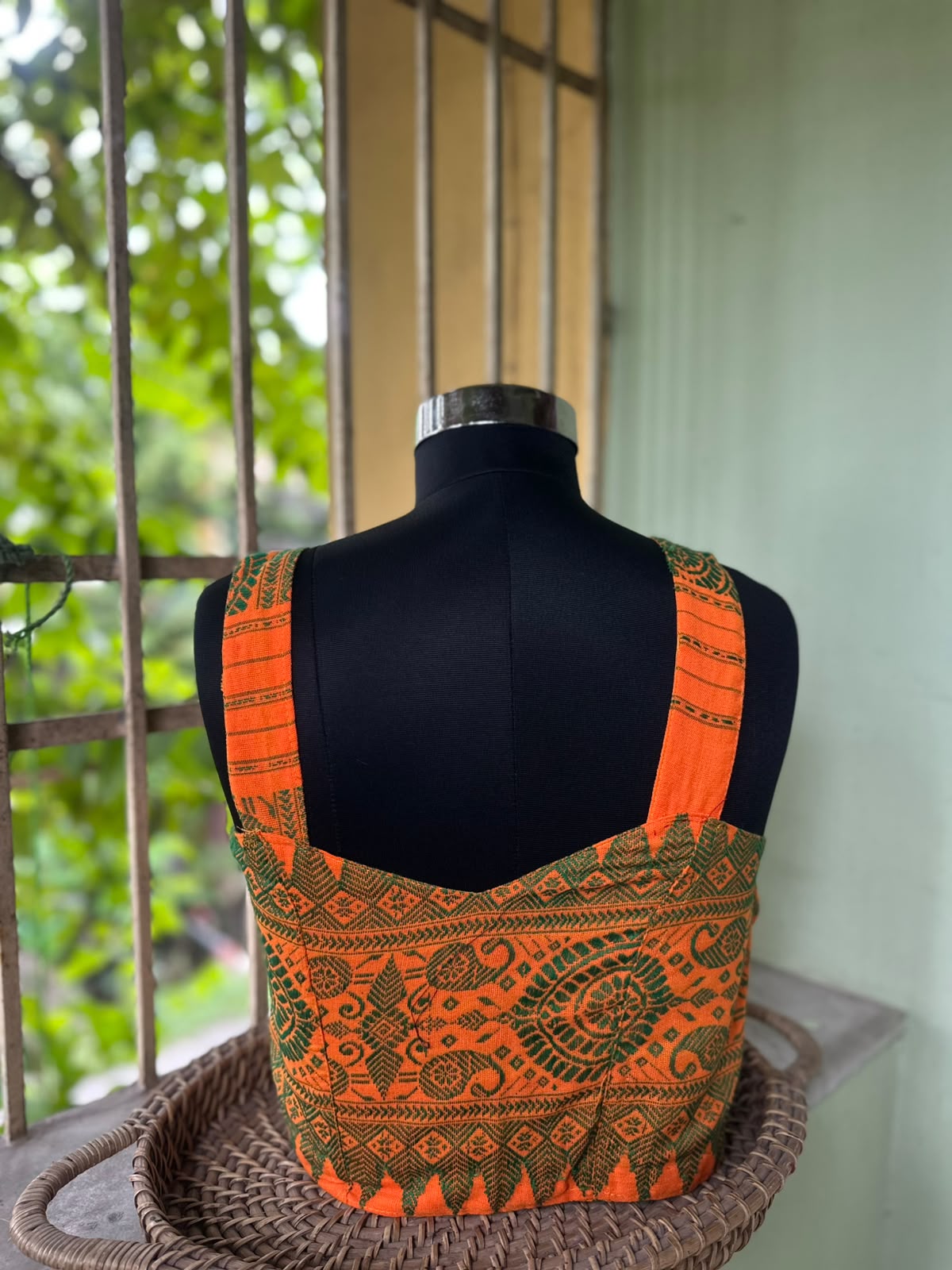 Sleeveless bra let style blouse . With lining .