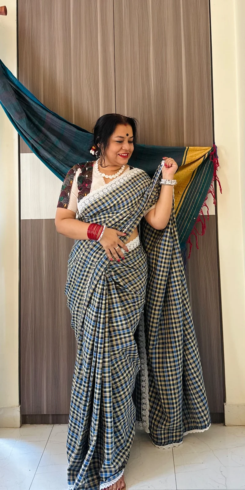 Handloom check saree with lace border . — photo 2